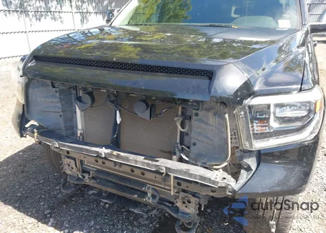 2021 Toyota Tundra Platinum z USA, uszkodzony, nr VIN 5TFAY5F10MX989554